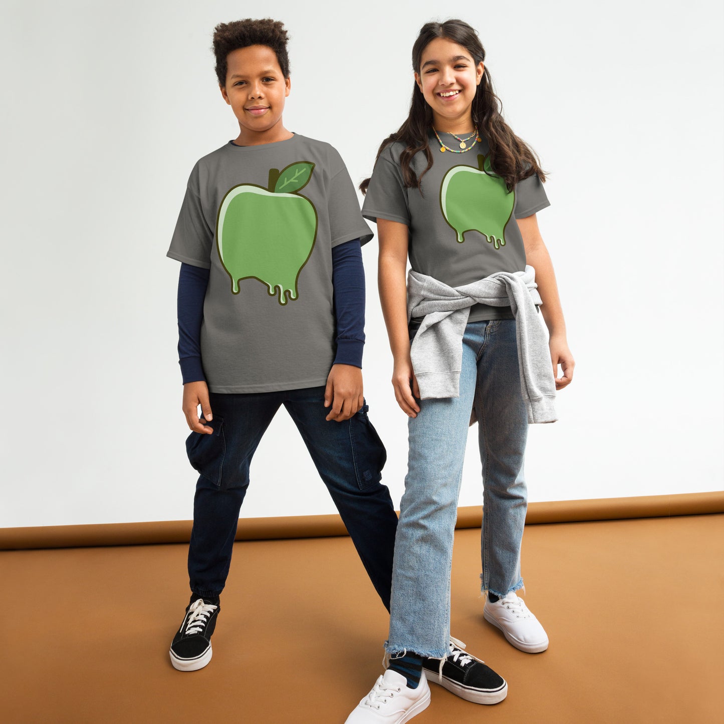 Boy & Girl wearing IMILULA Apple print grey T-shirt standing in the hallway